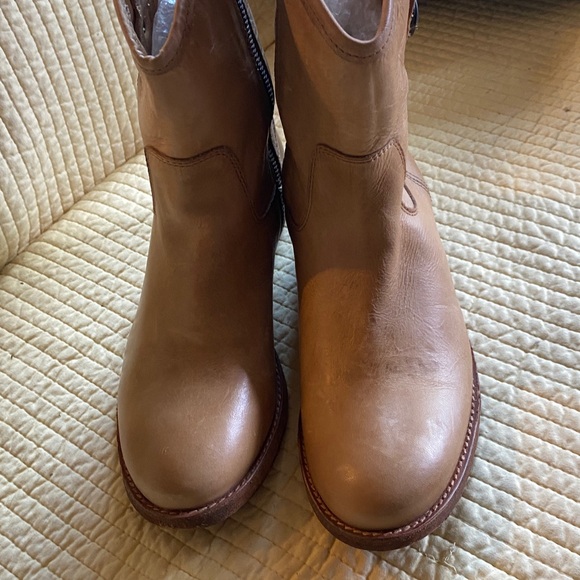 Frye Melissa Button Short leather boots in a light tan size 7 new - Picture 3 of 7